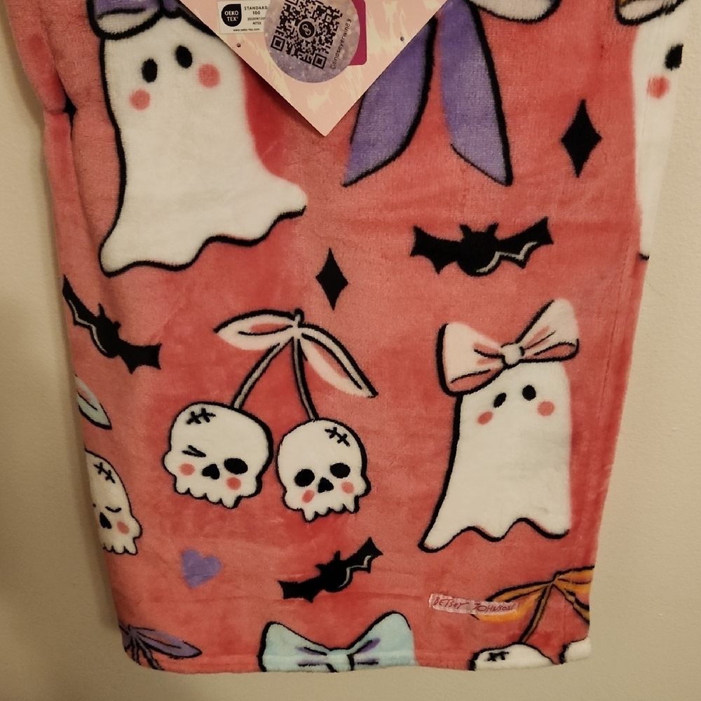 Betsey Johnson Pink Plush Blanket with Skulls and Bows NWT - Picture 5 of 7